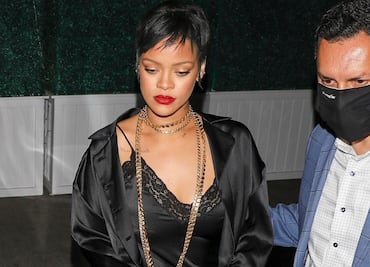 Rihanna sale a las calles con lencería negra y desata revuelo