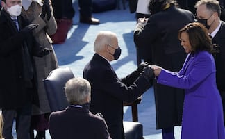 Kamala Harris hace historia al jurar como vicepresidenta de EU