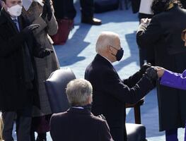 Kamala Harris hace historia al jurar como vicepresidenta de EU