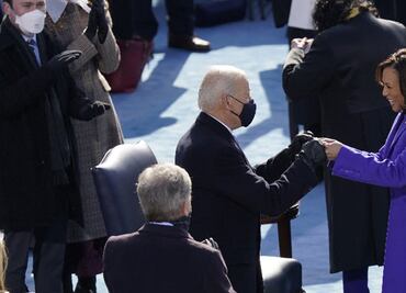 Kamala Harris hace historia al jurar como vicepresidenta de EU