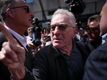 Robert De Niro tacha a Donald Trump de "payaso" frente a tribunal y pide votar por Joe Biden