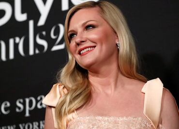 Kirsten Dunst destila belleza con 'vestido arcoíris' en Los Ángeles