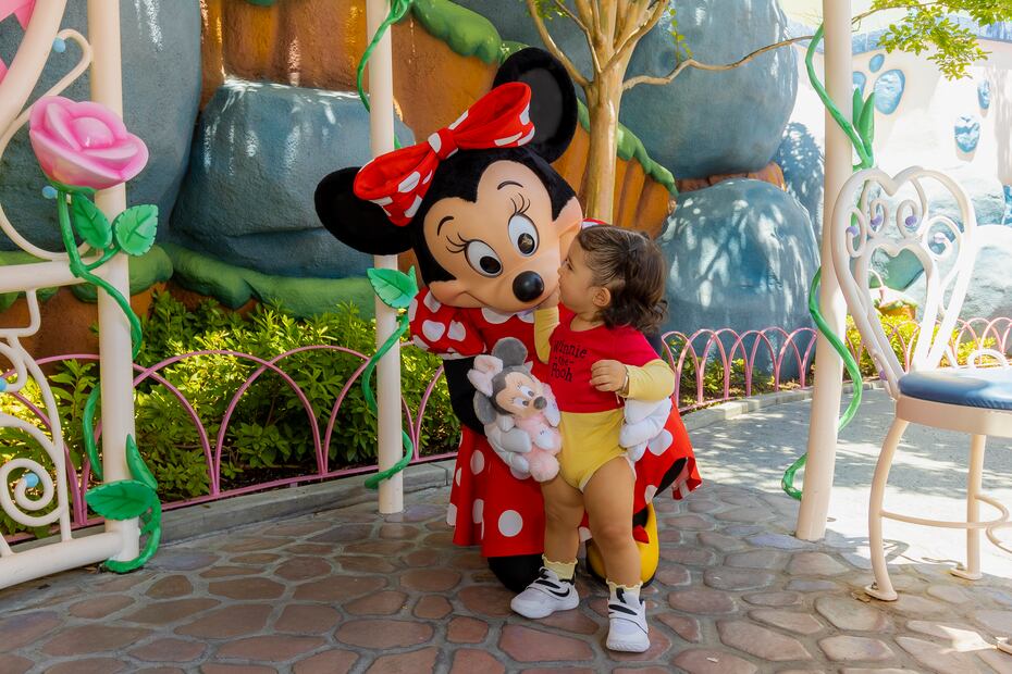 Alex Fernández y su familia en Disneyland. Foto Cortesía: Christian Thompson /Disneyland Resort