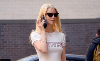 Anya Taylor-Joy celebra su cumpleaños en Nueva York con microfalda de cuero