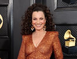 Fran Drescher, 'La Niñera', conquista con lujoso jumpsuit bronce a los 65 años