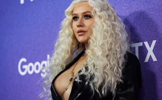 Christina Aguilera luce el bikini blanco más espectacular del verano