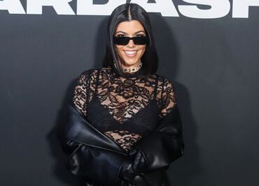 Kourtney Kardashian presume su derrière con falda transparente de hilos