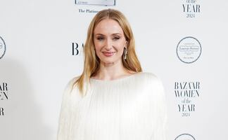 Sophie Turner destila glamour y se luce etérea con minivestido blanco en Londres