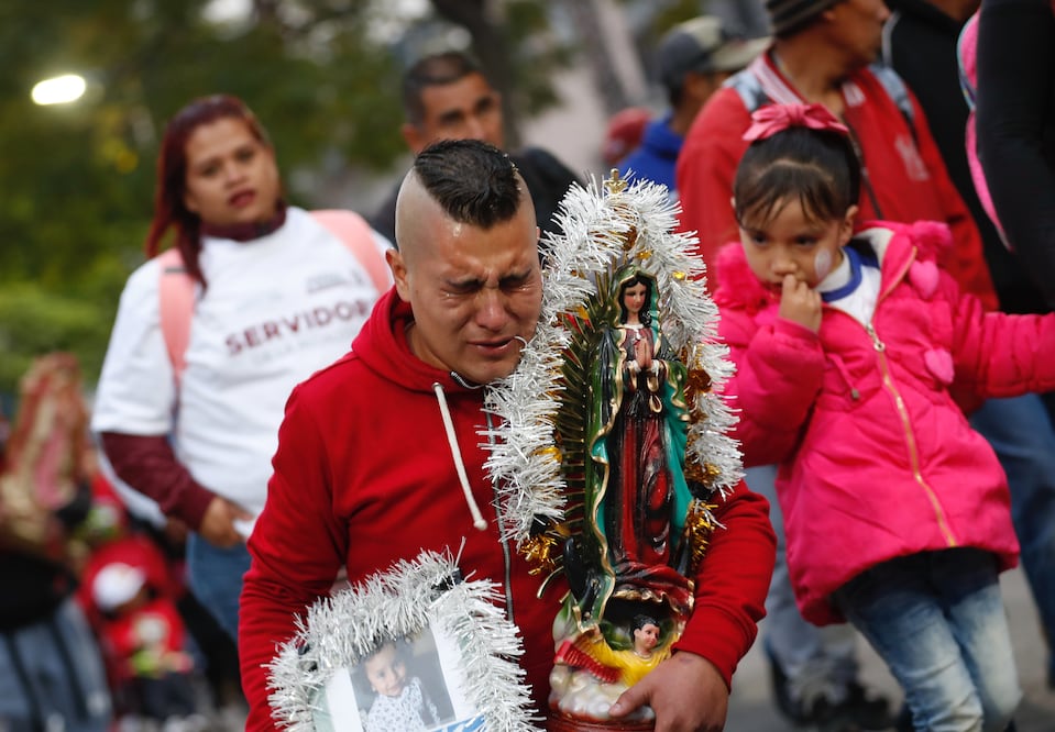 Peregrinos llegan hoy a la Basílica de Guadalupe en Ciudad de México (México). EFE/ Sáshenka Gutiérrez