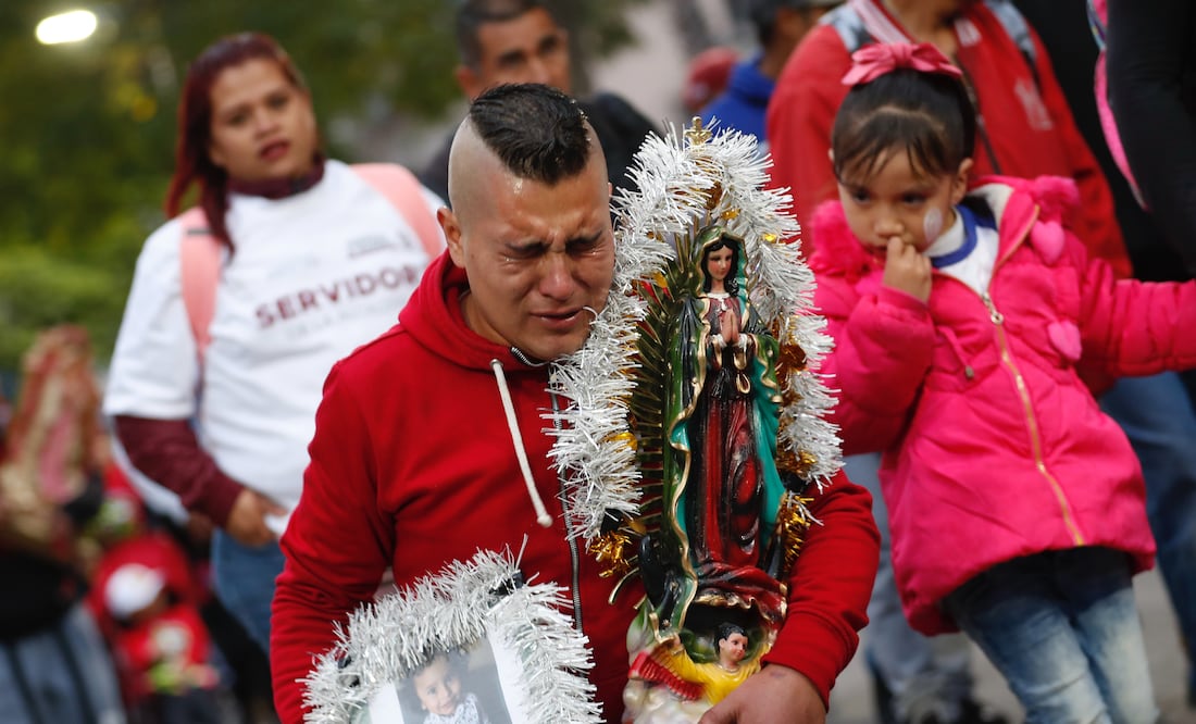 Peregrinos llegan hoy a la Basílica de Guadalupe en Ciudad de México (México). EFE/ Sáshenka Gutiérrez