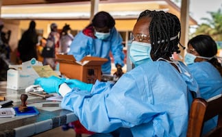 Sudáfrica detecta nueva variante del Covid potencialmente más contagiosa