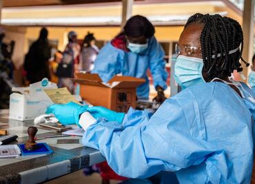 Sudáfrica detecta nueva variante del Covid potencialmente más contagiosa