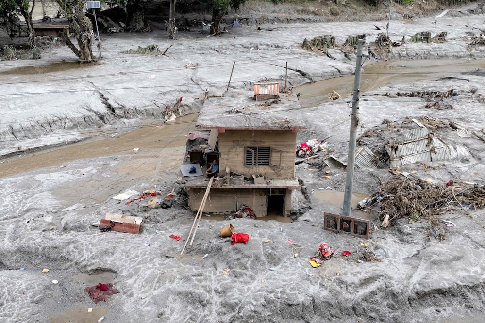 Últimas noticias de Nepal: más de 5,000 siguen desaparecidos una semana después de la catástrofe. (Photo by MANAN VATSYAYANA / AFP)