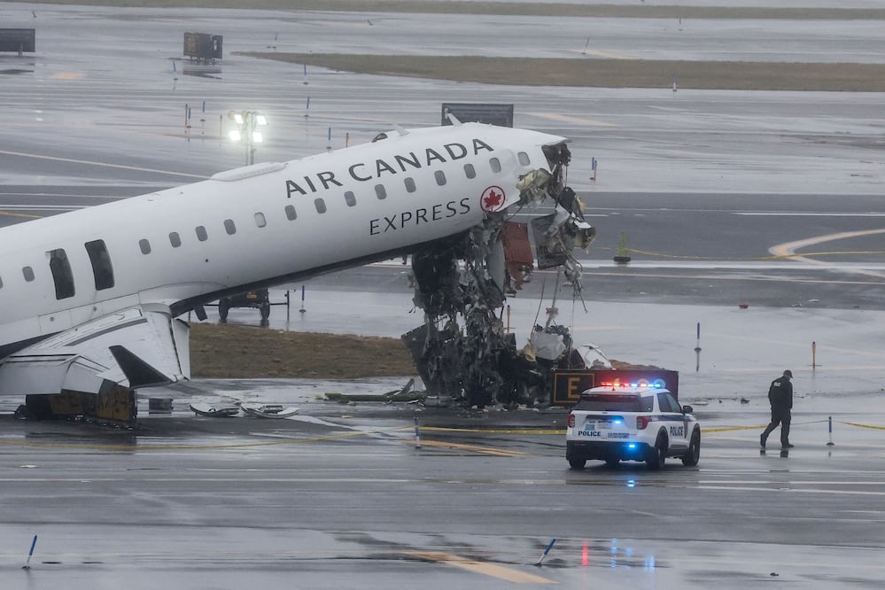 Tragedia en Nueva York: mueren piloto y copiloto tras brutal choque entre avión y camión en pista en Aeropuerto LaGuardia (Photo by TIMOTHY A. CLARY / AFP)