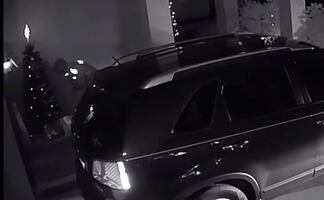 Video. Repartidor de Amazon roba paquete tras simular entrega