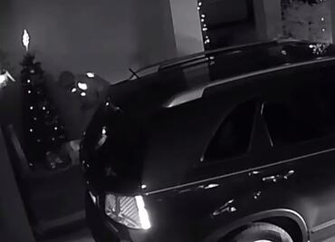 Video. Repartidor de Amazon roba paquete tras simular entrega