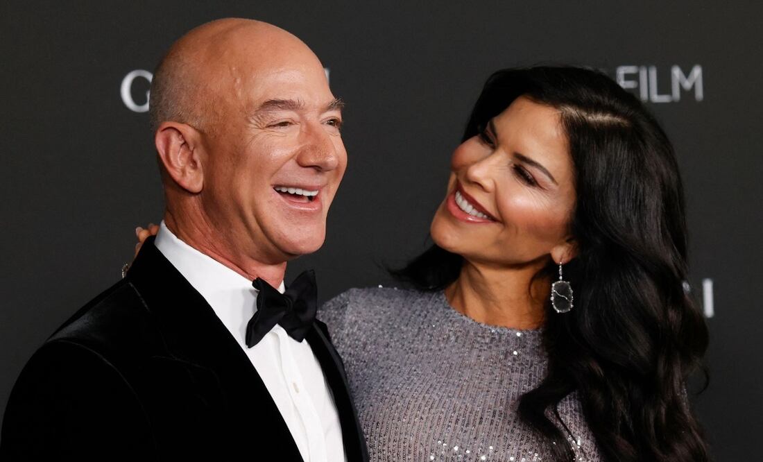Jeff Bezos y Lauren Sánchez celebran compromiso con raro vino de $4 mil dólares en Francia. Foto: AFP