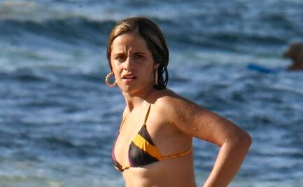 Captan a Camila Cabello disfrutando del verano con bikini de colores en Florida 