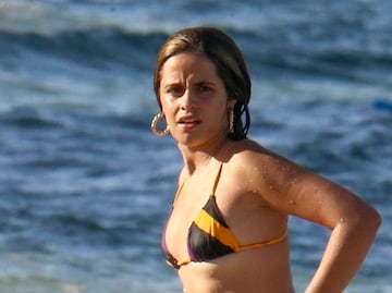 Captan a Camila Cabello disfrutando del verano con bikini de colores en Florida