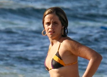 Captan a Camila Cabello disfrutando del verano con bikini de colores en Florida