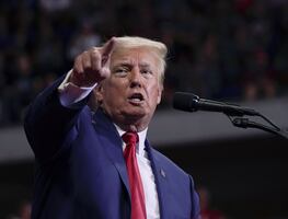 Justicia de EU avala que perito supervise los documentos de Trump