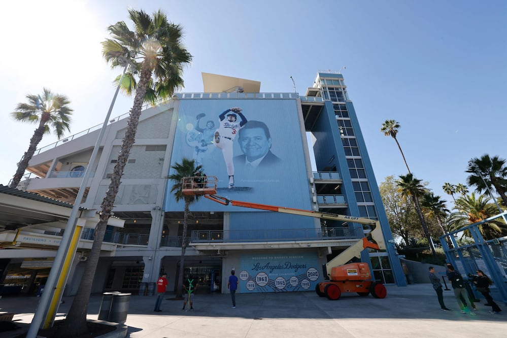 Dodgers rendirán homenaje a Fernando Valenzuela; usarán parche con el número 34 en la Serie Mundial. Kevork Djansezian/Getty Images/AFP