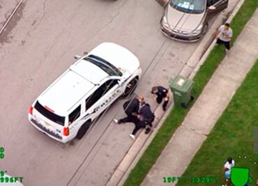 Video revela otro arresto policial contra afroamericano, similar al de Floyd