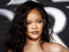 Rihanna enciende las redes sociales con lencería de encaje traslúcida