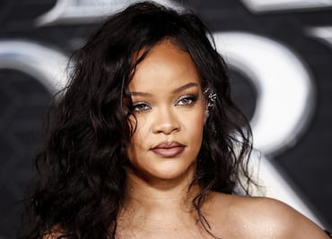 Rihanna enciende las redes sociales con lencería de encaje traslúcida