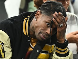 Travis Scott, ex de Kylie Jenner, arrestado en París tras altercado con seguridad en hotel de lujo. VIDEO