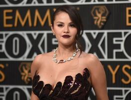 Selena Gomez arrasa en los Emmy con elegante vestido strapless de transparencias