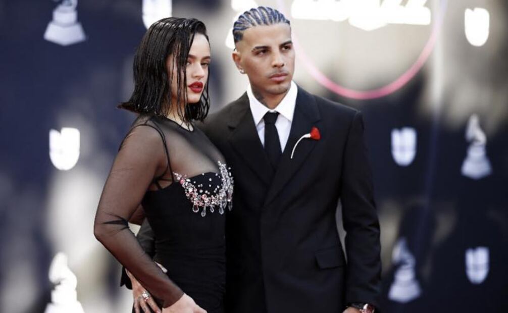 Rosalía y Adrián Uribe hacen el “bizcochito” en gala de los Grammy