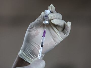 Tratamiento de AstraZeneca reduce riesgo de sufrir Covid grave