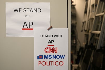 CNN, MS NOW y Politico llevan a Trump ante la justicia por el veto a la Casa Blanca