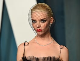 Anya Taylor-Joy luce lujoso vestido transparente en el after party de Vanity Fair