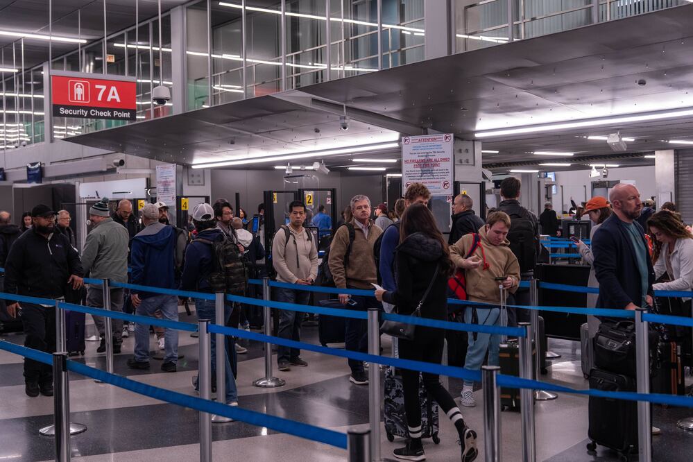 Trump estalla contra los controladores aéreos: amenaza con recortar sueldos. (AP Photo/Adam Gray)