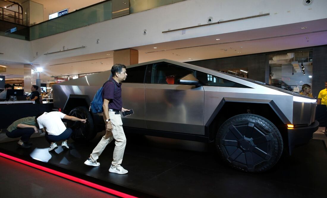 Tesla llama a revisar su Cybertruck por cuarta vez; ¿Qué error presenta? Foto: EFE