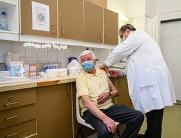 Gobernador de Texas prohíbe que vacunas anticovid sean obligatorias