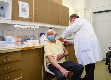 Gobernador de Texas prohíbe que vacunas anticovid sean obligatorias