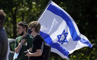 Hombre lanza insultos antisemitas y deja excremento frente a sinagoga en Florida