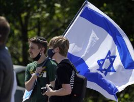 Hombre lanza insultos antisemitas y deja excremento frente a sinagoga en Florida