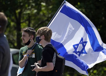 Hombre lanza insultos antisemitas y deja excremento frente a sinagoga en Florida