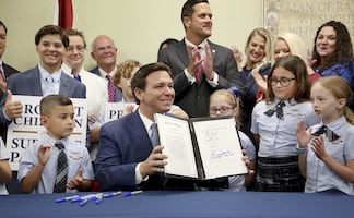 Gobernador de Florida firma ley para limitar enseñanza de asuntos LGTBI
