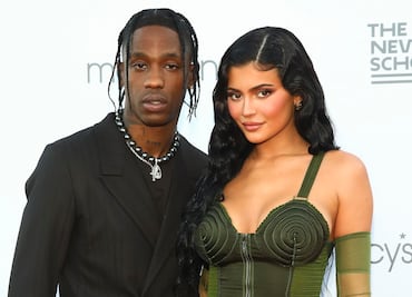 Kylie Jenner regresa con Travis Scott y luce vestido de impacto