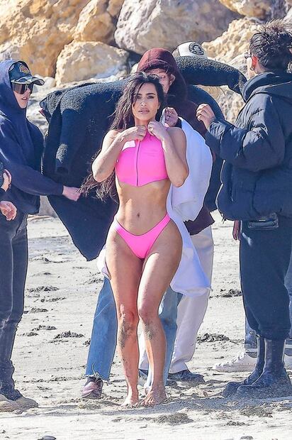 Kim Kardashian posó para los fotógrafos en una playa de Malibú. Foto: The Grosby Group