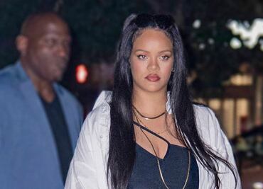 Rihanna 'impacta' con minivestido negro durante cena en Nueva York