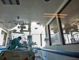Por variante Delta, hospitales en Florida instalan camas en auditorios