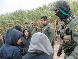 Texas: Hombre dispara contra migrantes que tomaban agua cerca de frontera