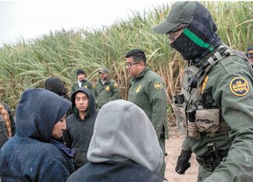 Texas: Hombre dispara contra migrantes que tomaban agua cerca de frontera