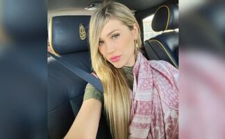 La novia del ‘Canelo’ presume figura de impacto con bikini